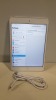 1 X APPLE IPAD MINI 2 32 GB ( CRACKED OUTER GLASS ) WITH CHARGE CABLE