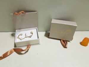 220 X BRAND NEW AVON CASA DI ROSA RENATO EARRINGS - ALL INDIVIDUALLY BOXED / PACKAGED