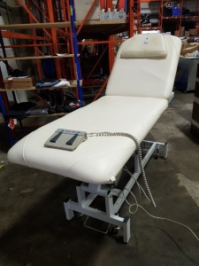 RUNYES RYFJ-05 ELECTRICAL MASSAGE BED (MINOR DAMAGE TO FOOT END)