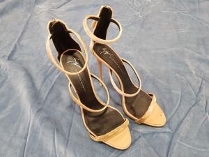 1 X PAIR GIUSEPPE ZANOTTI NUDE VELVET HIGH HEELED SHOES SIZE 40.5 - PLEASE NOTE ITEMS PRE OWNED NOT NEW