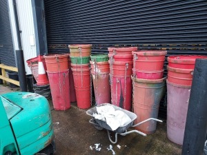 27 X PIECE MIXED TRADE LOT TO INCLUDE 1 X WHEELBARROW AND 26 X SKIP SHOOTS AND 11X ROAD CONES -