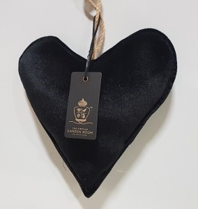 72 X BRAND NEW THE VINTAGE GARDEN ROOM BLACK VELVET HANGING HEARTS - 21X22X5CM