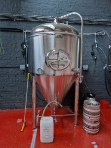 *** THIS ASSET IS LOCATED IN REDDISH & WILL NEED COLLECTING BY ARRANGEMENT UP TO FRIDAY 3RD FEBRUARY 2023 *** KUNBO 2000 LITRE STAINLESS STEEL BEER TANK WITH THERMOMETER AND PRESSURE GAUGE