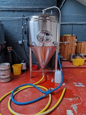 *** THIS ASSET IS LOCATED IN REDDISH & WILL NEED COLLECTING BY ARRANGEMENT UP TO FRIDAY 3RD FEBRUARY 2023 *** KUNBO 2000 LITRE STAINLESS STEEL BEER TANK WITH THERMOMETER AND PRESSURE GAUGE