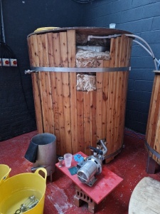 *** THIS ASSET IS LOCATED IN REDDISH & WILL NEED COLLECTING BY ARRANGEMENT UP TO FRIDAY 3RD FEBRUARY 2023 *** APPROX 2000 LITRE STAINLESS STEEL, HEATED BEER BREWING TANK WOODEN CLAD WITH LAYER OF INSULATION AND STAINLESS STEEL PUMP