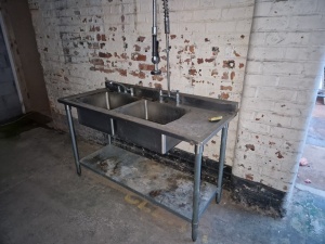 *** THIS ASSET IS LOCATED IN REDDISH & WILL NEED COLLECTING BY ARRANGEMENT UP TO FRIDAY 3RD FEBRUARY 2023 *** STAINLESS STEEL TWIN CATERING SINK WITH RINSING TAP