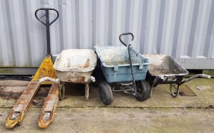 4 X PIECE MIXED LOT CONTAINIG 1 X PUMP TRUCK 2X WHEEL BARROWS 1X RUBBER MAID 4 WHEELED TROLLEY -