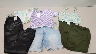 25 PIECE BRAND NEW CLOTHING LOT CONTAINING - H&M DENIM SHORTS - RIVER ISLAND LEATHER PANTS - BOO HOO DRESS -OASIS DRESS- ETC - IN VARIOUS SIZES - IN 1 TRAY - TRAY NOT INCLUDED