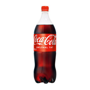 132 X BRAND NEW BOTTLES OF 1.5 LITRE COCA COLA (LABELLED FOR TURKISH MARKET) BBE 28/3/23 (IN 22 PACKS OF 6)