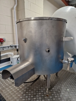 *** PLEASE NOTE THIS ASSET IS LOCATED IN BIRKENHEAD *** STAINLESS STEEL, CONTROLLED TEMPERATURE, HEATED HOLDING TANK WITH DISPENSING TAP (REMOVAL REQUIRED FROM BIRKENHEAD BY 24TH FEBRUARY 2023)