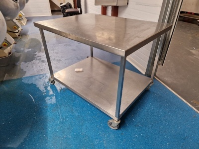 *** PLEASE NOTE THIS ASSET IS LOCATED IN BIRKENHEAD *** MOBILE STAINLESS STEEL PREPERATION TABLE APPROX 4FT X 3FT (REMOVAL REQUIRED FROM BIRKENHEAD BY 24TH FEBRUARY 2023)