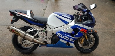 WHITE / BLUE SUZUKI GSXR 1000K1 PETROL MOTORCYCLE 988CC REG: MK02NVW VIN NUMBER: JS1BL111100102100 FIRST REGISTERED 27/3/2002 1 KEY HAS V5 MILEAGE : 51,363 DRY STORED SINCE LAST MOT EXPIRED 9TH JUNE 2012