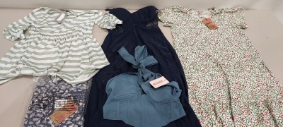 25 X BRAND NEW MIXED CLOTHING LOT CONTAINING - DAYSIE FASHION DENIM JEANS - MISSGUIDED DRESS - BOO HOO DRESS - FIGLEAVE BRA- BOO HOO MIDI DRESS - PUMA JOGGERS - MISSGUIDED CORSET TOP ETC ALL IN VARIOUS SIZES