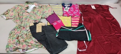 25 X BRAND NEW MIXED CLOTHING LOT CONTAINING - BOO HOO MAXI DRESS - MISSGUIDED MIDI DRESS - NIKE LEGGINGS - RAGGED KNITTED JUMPER - BOO HOO MAN DENIM DUNGAREES - ETC IN VARIOUS SIZES