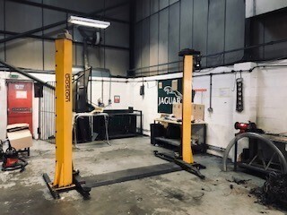 BOSTON 2 POST 3T VEHICLE LIFT, MODEL 503, SERIAL NO 86056 *** PLEASE NOTE THIS ASSET IS LOCATED IN COVENTRY - CV7 *** ACCESS WILL BE GIVEN FOR GOODS TO BE COLLECTED ON THURSDAY 16TH MARCH 2023