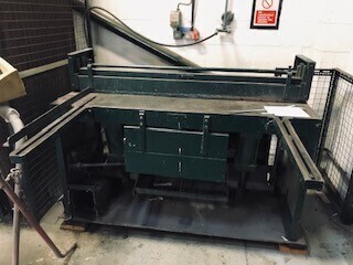 4FT GREEN METAL TREADLE OPERATED METAL GUILLOTINE *** PLEASE NOTE THIS ASSET IS LOCATED IN COVENTRY - CV7 *** ACCESS WILL BE GIVEN FOR GOODS TO BE COLLECTED ON THURSDAY 16TH MARCH 2023