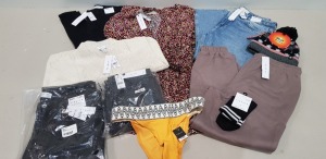 30 X BRAND NEW MIXED CLOTHING LOT CONTAINING TOPSHOP HIGH WAISTED STRAIGHT CUT JEANS ( SIZE W34 - L30) - TOPSHOP FLORAL PRINT DRESS ( SIZE UK 8 ) - TOPSHOP SUPER HIGH WAISTED SKINNY TALL JEANS ( SIZE W26 - L36 ) - EVANS BLACK 3/4 LENGTH DRESS ( SIZE UK 