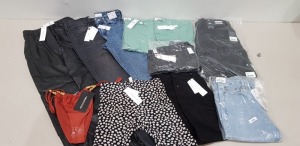 30 X BRAND NEW MIXED CLOTHING LOT CONTAINING TOPSHOP GREEN T-SHIRT ( SIZE XL ) - TOPSHOP FAUX LEATHER PANTS ( SIZE UK 6 ) - TOPSHOP DAISY PRINT LEGGING SHORTS ( SIZE UK 10 ) - TOPSHOP HIGH WAISTED SKINNY JEANS ( SIZE W32-L30) - PRETTYLITTLETHING WOODEN 