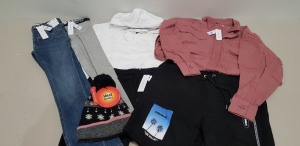 30 X BRAND NEW MIXED CLOTHING LOT CONTAINING SAN MARIE OVERSIZED WHITE HOODIE ( SIZE UK 6) - TOPSHOP GREY LEGGINGS ( SIZE UK 8 ) -TOPMAN BLACK SHORTS ( SIZE M ) - TOPMAN SPRAY ON JEANS ( W26-L30 ) - HUNKMOLLER PINK BRA ( SIZE UK 32 ) - ETC IN VARIOUS STL