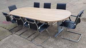 LARGE BEECH COLOURED BOARDROOM / CONFERENCE TABLE PLUS 8 X MODERN CHROME AND BLACK ARMCHAIRS (LOT MUST BE REMOVED IN FULL - NOT SUITABLE TO PALLETISE)