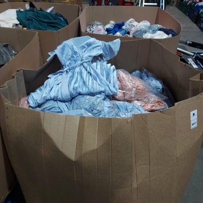 300 PIECE MIXED CLOTHING LOT CONTAINING IN THE STYLE WIDE MIDI DRESS IN VARIOUS COLOURS TO INCLUDE PINK/ ORANGE/ BLUE / - ALL IN VARIOUS SIZES ( IN A PALLET BOX )