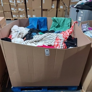 1 FULL PALLET BOX OF MIXED CLOTHING TO INCLUDE FAUX FUR JACKETS / JUMPERS / JEANS / BLAZERS / T-SHIRTS - ETC ALL IN VARIOUS STYLES AND SIZES