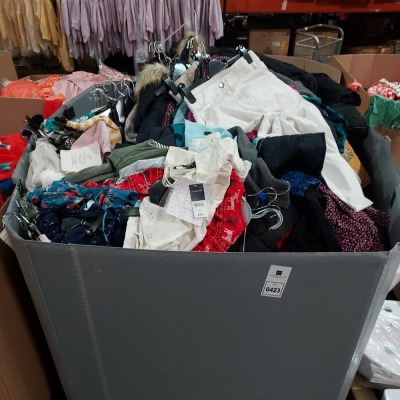 1 FULL PALLET BOX OF MIXED CLOTHING TO INCLUDE JEANS / BLOUSES / T-SHIRTS / JUMPERS / JACKETS / DRESSES - ETC ALL IN VARIOUS STYLES AND SIZES ( PLEASE NOTE THESE ARE EX SHOP SAMPLES )