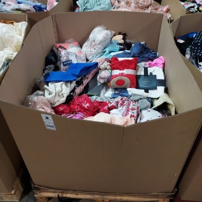 1 FULL PALLET BOX OF MIXED CLOTHING TO INCLUDE PYJAMA SETS / DRESSING GOWNS / KIDS TOYS / SHORTS / LEGGINGS SLIPPERS - ETC ALL IN VARIOUS STYLES AND SIZES