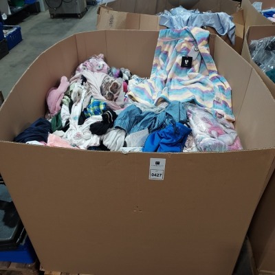 1 FULL PALLET BOX OF MIXED CLOTHING TO INCLUDE PYJAMA SETS / DRESSING GOWNS / ONESIES / JOGGERS - ETC ALL IN VARIOUS STYLES AND SIZES