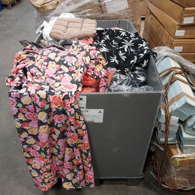 1 FULL PALLET BOX OF MIXED CLOTHING TO INCLUDE DRESSING GOWNS / HANDBAGS / MAXI DRESSES / BLOUSES / LADIES SHORTS - ETC ALL IN VARIOUS STYLES AND SIZES