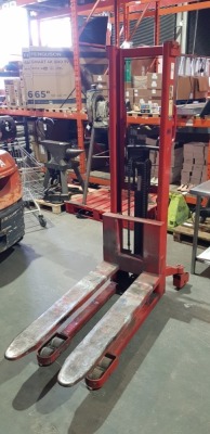 UNBRANDED 1000 KG MANUAL EURO PALLET STACKER ( FIXED BOTTOM FORKS ) ( LOFTING HEIGHT 1500MM ) ( OVERALL SIZE 1550 X 685 X 1950 MM )