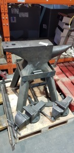 HEAVY DUTY BLACKSMITHS ANVIL WITH METAL STAND AND 2X VICE