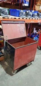 1 X HEAVY DUTY METAL STORAGE BOX ON WHEELS -95CM X 65CM X97CM