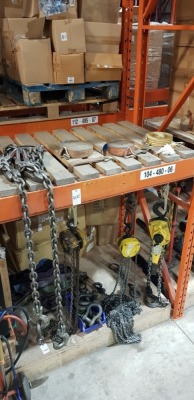 20 + PIECE MIXED LOT TO INCLUDE VARIOUS EASY LIFT CRANE ATTACHENTS - WITH VARIOUS STRAPS AND SLINGS AND OTHER ATTACHMENTS