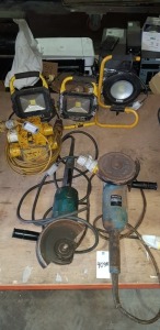 6 X MIXED LOT CONTAINING - 2 X MAKITA 180MM 110 V ANGLE GRINDERS - 3 X WORK LIGHTS - 1 X 110 VOLTS SPLIT BOX