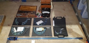 8 X PIECE MIXED LOT TO INCLUDE 5X MICROMETER AND VERNIER CALLIPER MEASUREING TOOL AND A BOX MEASUREING TOOLS ETC