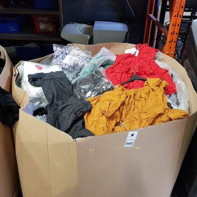 1 FULL PALLET BOX OF MIXED CLOTHING TO INCLUDE T-SHIRTS / HATS / BLOUSES / BABY LEGGINGS / DRESSES - ETC ALL IN VARIOUS STYLES AND SIZES