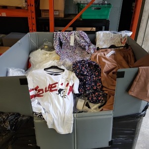 1 FULL PALLET BOX OF MIXED CLOTHING TO INCLUDE PANTS / T-SHIRTS / DRESSES / SLIPPERS / LEGGINGS - ETC ALL IN VARIOUS STYLES AND SIZES