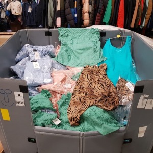 1 FULL PALLET BOX OF MIXED CLOTHING CONTAINING PAPAYA TOPS / DRESSES / BLOUSES - ETC ALL IN VARIOUS STYLES AND SIZES