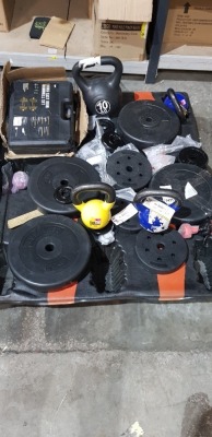 15 X MIXED GYM EQUIPMENT LOT TO INCLUDE PLATE WEIGHTS / DUMBELLS / CAST IRON DUMBELL SET / KETTLEBELLS - IN VARIOUS WEIGHTS ( PLEASE NOTE THESE ARE NOT COMPLETE )