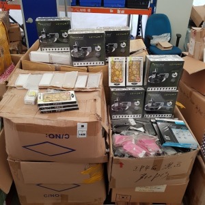 APPROX 2000+ PIECE MIXED PALLET TO CONTAIN A LARGE QUANTITY OF VARIOUS PHONE CASES / IPAD CASES / MESSLESS UNIVERSAL USB CHARGER / FOR IPHONES AND SAMSUNG - ETC - ON A HALF PALLET