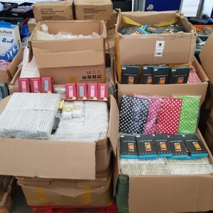 APPROX 2000+ PIECE MIXED PALLET TO CONTAIN A LARGE QUANTITY OF VARIOUS PHONE CASES / IPAD CASES / DIGITAL MP3 PLAYER / FOR IPHONES AND SAMSUNG - ETC - ON A HALF PALLET