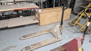 CROWN PALLET TRUCK *** PLEASE NOTE THIS ASSET IS LOCATED IN COVENTRY - CV7 *** ACCESS WILL BE GIVEN FOR GOODS TO BE COLLECTED ON THURSDAY 16TH MARCH 2023