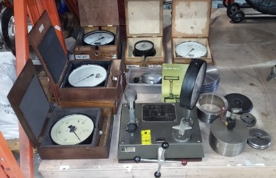 15 PIECE BUDENBERG PRESSURE TEST EQUIPMENT LOT CONTAINING HYDRAULIC DEAD WEIGHT TESTER ( S.N - 7261/280D) / VARIOUS SIZED PRESSURE GAUGES WITH CASES/ VARIOUS SIZES WEIGHTED PLATES