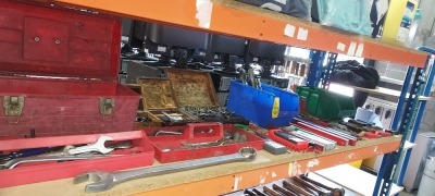 FULL SHELF TOOL LOT CONTAINING FULL TRAY OF VARIOUS SIZED DRILL BITS / VARIOUS MILLING DRILL BITS / RS PRO DIGITAL THERMOMETER / MITUTOYO GRADE 1 SLIP GAUGE PARALLEL SET / INTERPAID INTERNAL MEASURING INSTRUMENT / TOOLBOX FULL OF ASSORTED TOOLS IE SPANNER