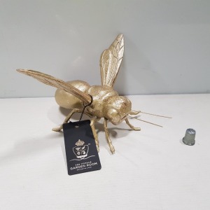 16 X BRAND NEW THE VINTAGE GARDEN ROOM GOLD EFFECT DECORATIVE BEE IN 2 BOXES - SIZE 20CM X 19CM