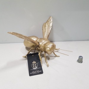 16 X BRAND NEW THE VINTAGE GARDEN ROOM GOLD EFFECT DECORATIVE BEE IN 2 BOXES - SIZE 20CM X 19CM