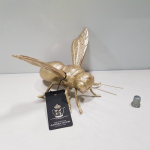 16 X BRAND NEW THE VINTAGE GARDEN ROOM GOLD EFFECT DECORATIVE BEE IN 2 BOXES - SIZE 20CM X 19CM