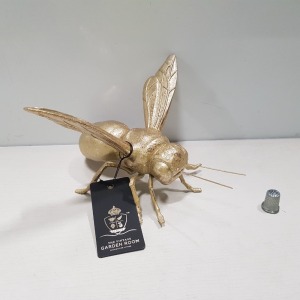 16 X BRAND NEW THE VINTAGE GARDEN ROOM GOLD EFFECT DECORATIVE BEE IN 2 BOXES - SIZE 20CM X 19CM