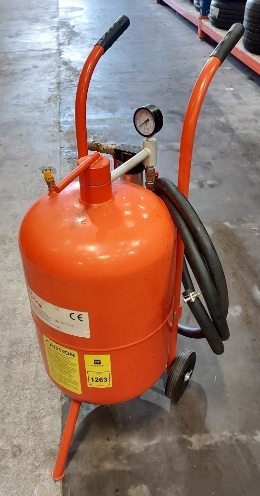 10 GALLON COMPRESSED AIR SHOT BLASTER MODEL: JCH SC10, DOM: 03/2014 ...